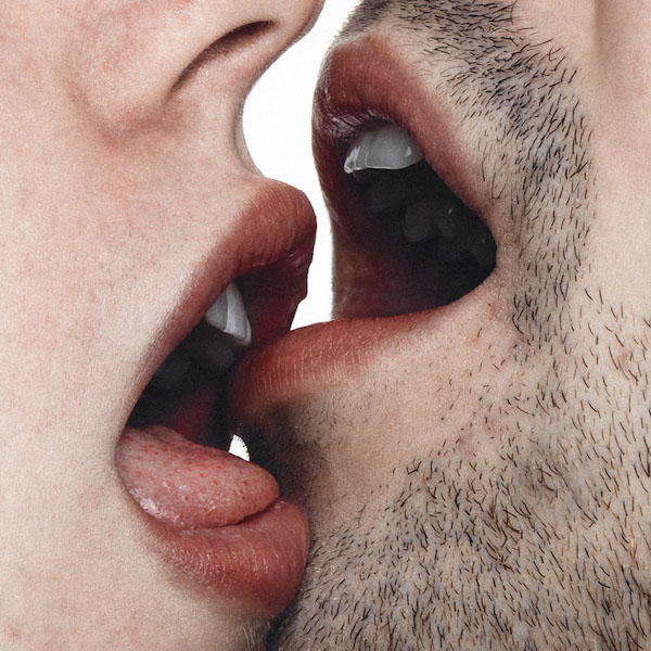 18+: Ilyen a nyelves csók nagyon közelről - fotók