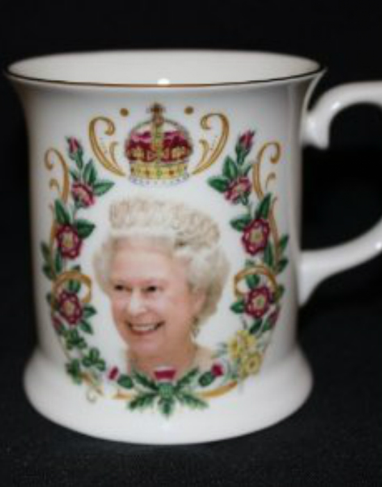 Ilyen giccses kütyüket még nem láttál II. Erzsébet királynőről