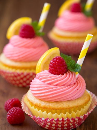 Szuper egyszerű és könnyű nyári édesség: málnás-citromos cupcake
