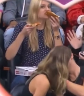 Pizzával mászott bele a szerelmespár nagy pillanatába ez a lány - videó