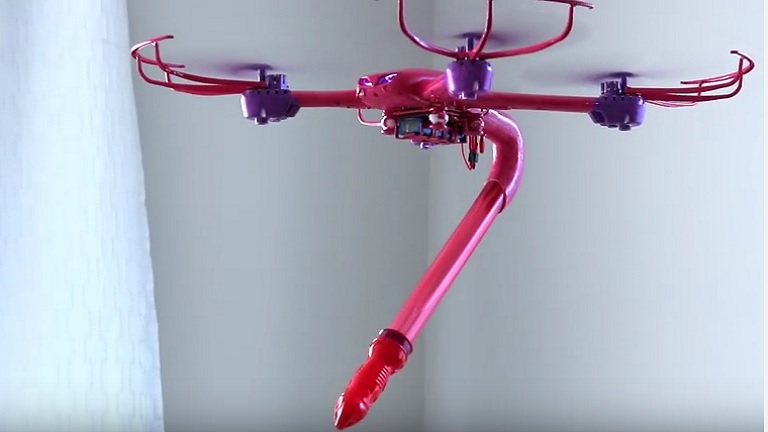 Szárnyakon érkezik a gyönyör a vibrátor-drónnal  - videó