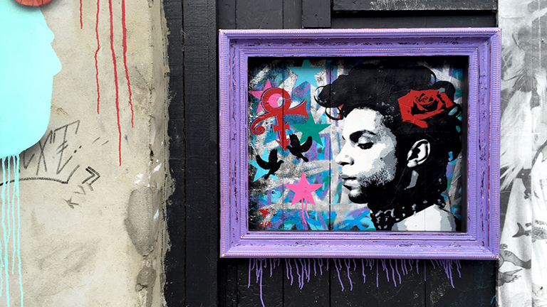 Street art művész állított emléket Prince-nek
