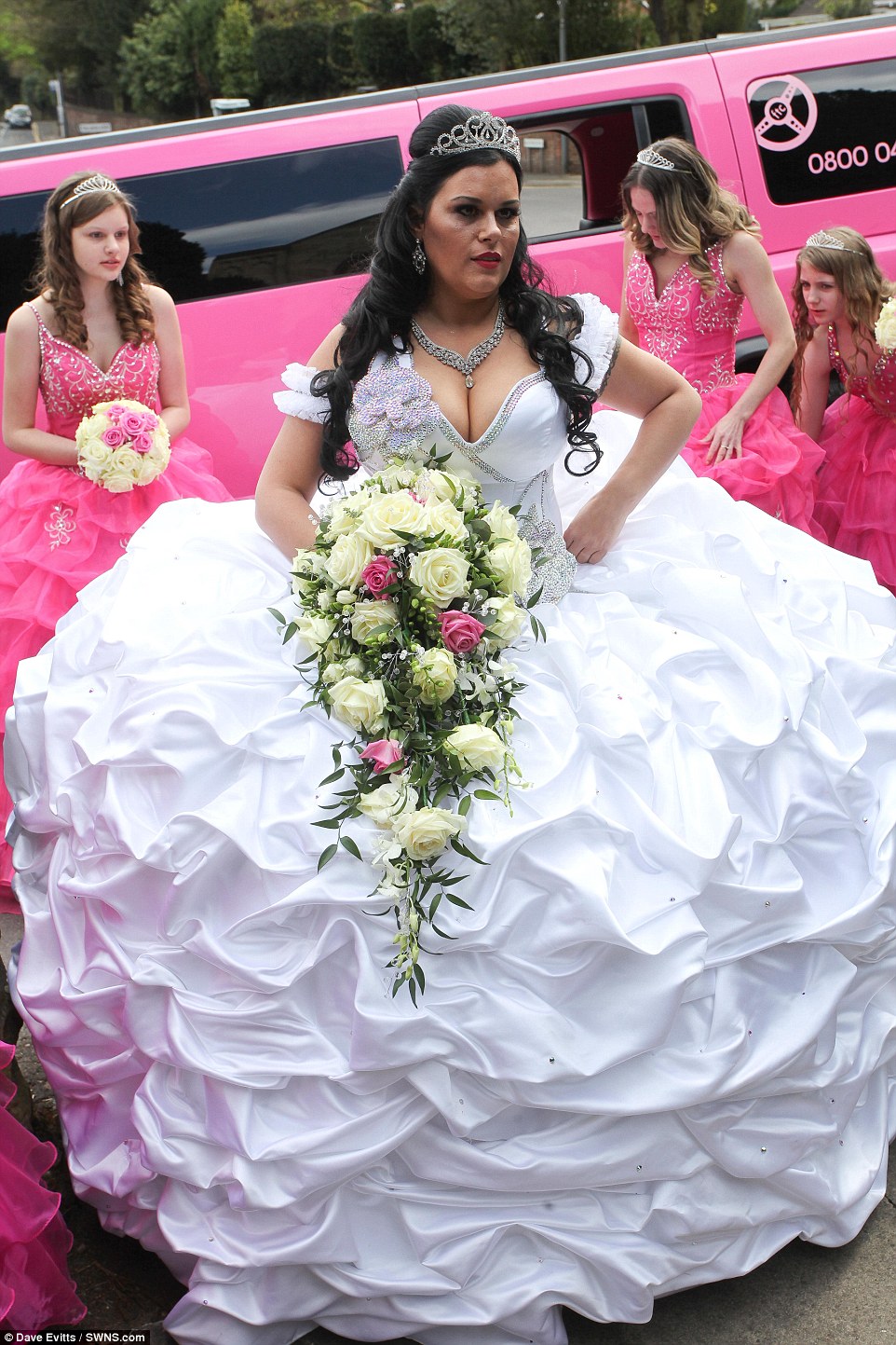 63 kilós, habos-babos ruhacsodát tervezett magának a menyasszony - képek