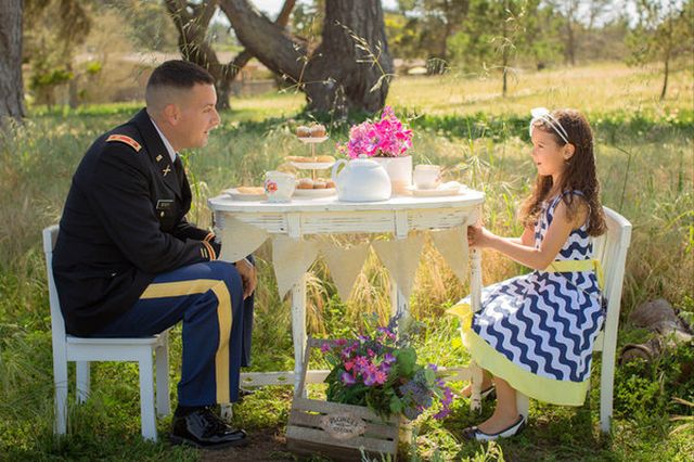 Így teáznak a katona apukák a kislányaikkal - megható fotók