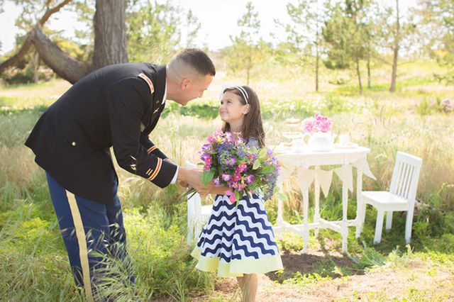 Így teáznak a katona apukák a kislányaikkal - megható fotók