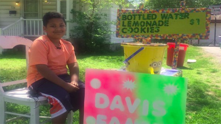 Limonádét árul a kisfiú, hogy örökbefogadhassák ideiglenes nevelőszülei