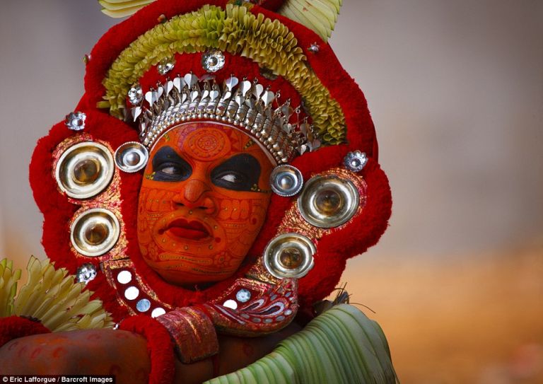 A theyyam szertartásra kifestett férfi (India)
