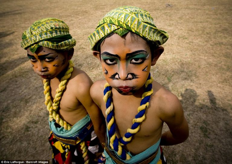 A Borodudur fesztiválra készülő fiúk Jáva szigetén 