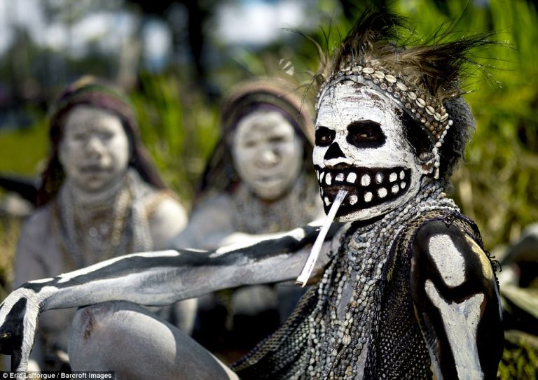 Fore nő a törzsre jellemző csontváz festést viseli (Pápu-Új-Guinea)