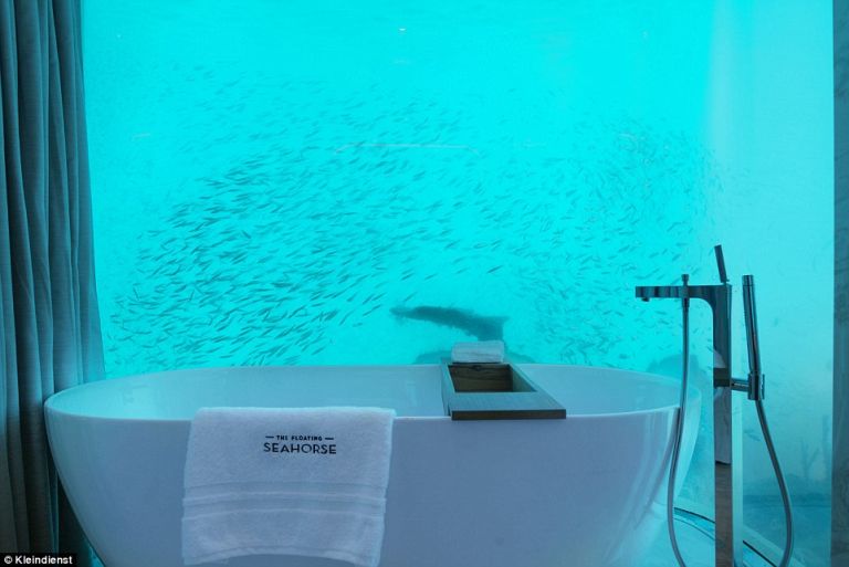 Vízen lebegő villa, víz alatti hálószobával
