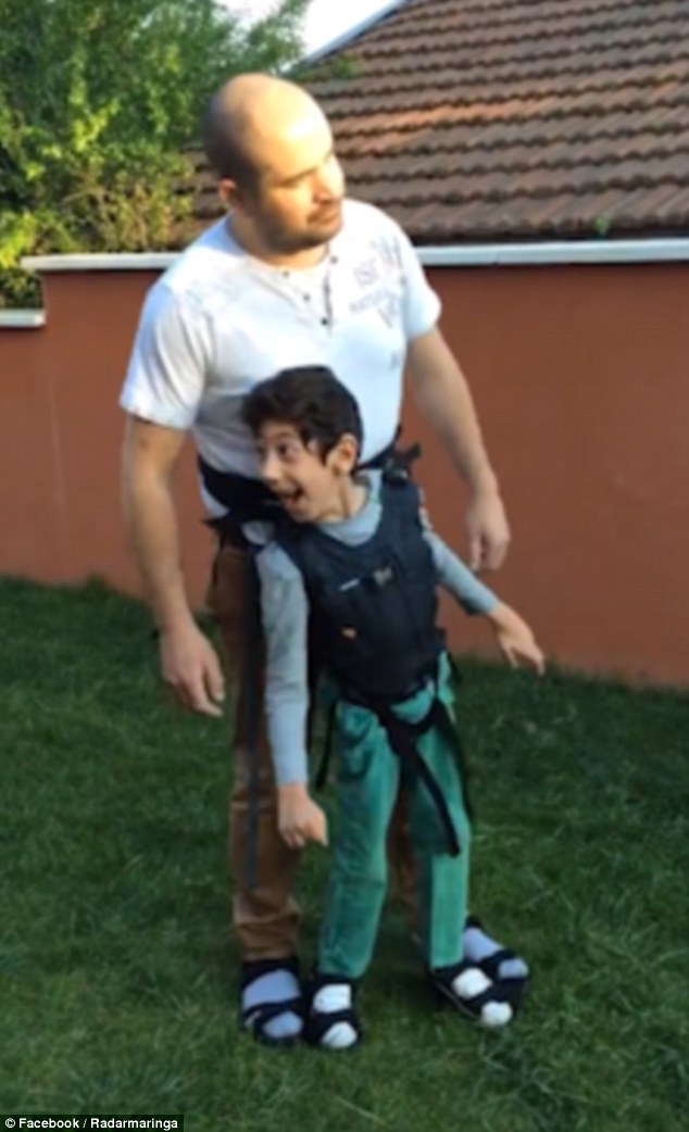 Elolvadsz az apukától, aki testére erősítette járásképtelen fiát, hogy focizhasson - videó