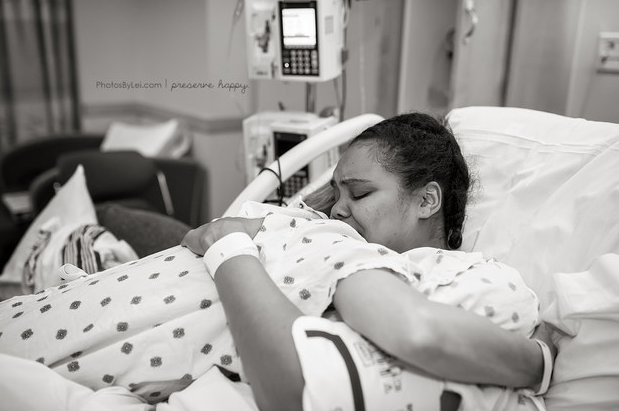 Megható fotók: az anya először fogja kézbe gyermekét, akit béranya hozott világra