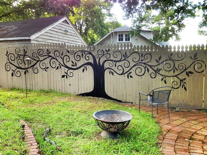 Ki mondta, hogy egy kerítés nem lehet kreatív dekorációs elem?