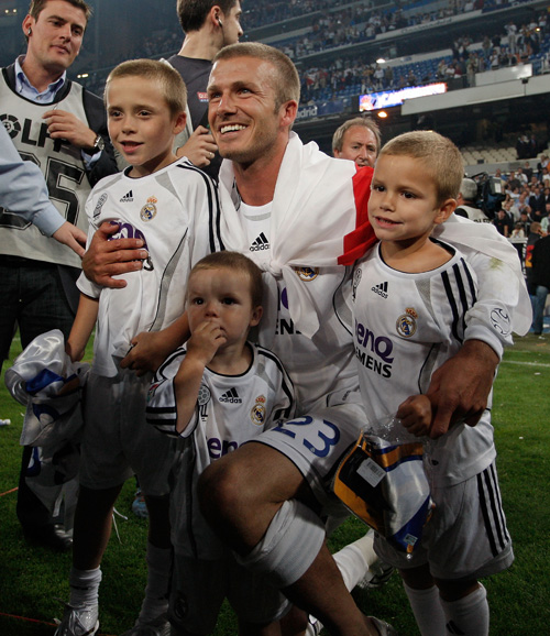 Beckham a 2007-es spanyol bajnokö döntő után ünnepel a gyerekekkel
