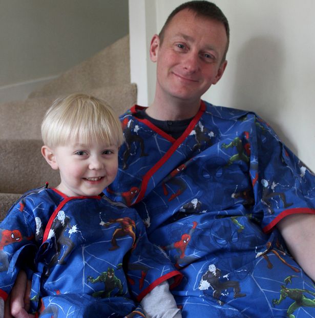 Szuperhősös pizsamában várta a májátültető műtétet apuka és kisfia