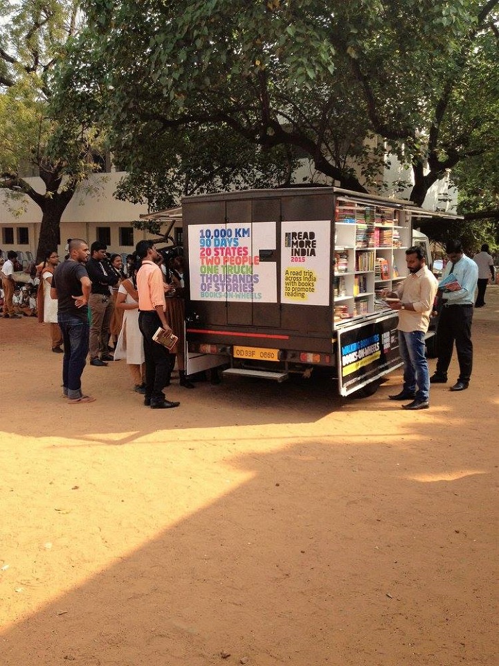 Mobil könyvtárat csinált a furgonból az indiai pár