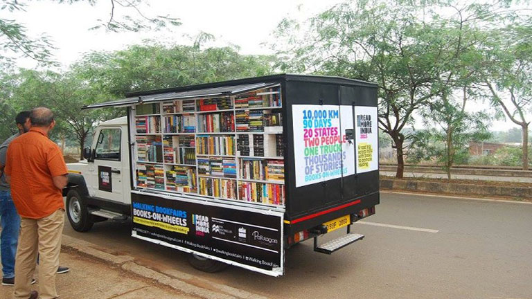 Mobil könyvtárat csinált a furgonból az indiai pár