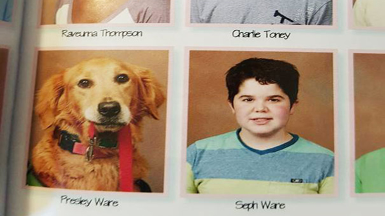 A végzős gimnazista mellett kutyája is ott virít az évkönyvben