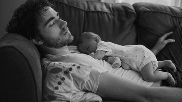 A kimerült apuka karján a csecsemőjével aludt el - mire felébredt, a baba halott volt