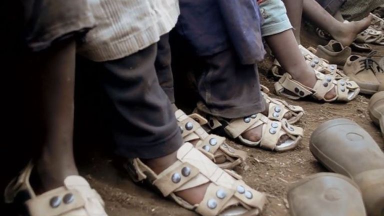 Ezek a cipők a gyerek lábával együtt nőnek