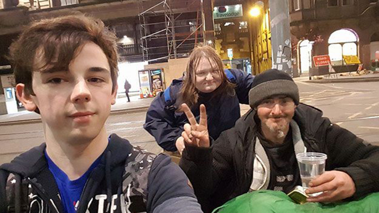 Hajléktalanokon segít a gyorsétteremben dolgozó fiú