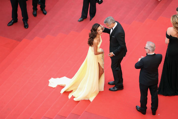 Amal Clooney benézett a lába közé Cannes-ban
