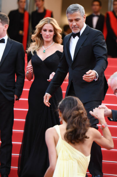 Amal Clooney benézett a lába közé Cannes-ban