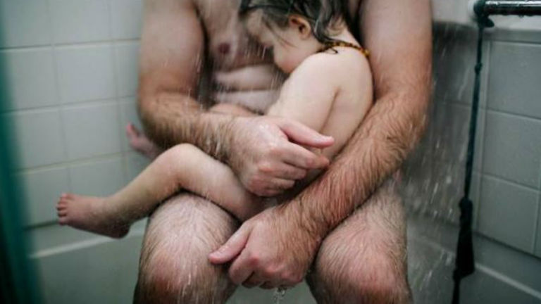 A beteg kisfiát nyugtató apuka fotóján olvadozik a fél internet
