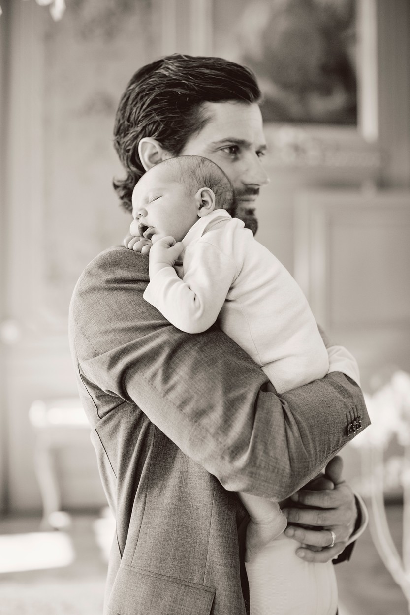 Az első fotók európa legsármosabb hercegének, Károly Fülöpnek a kisfiáról