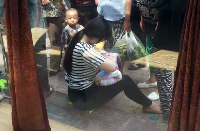 Megszoptatta az anyuka az utcán talált, idegen kisbabát - megható fotó