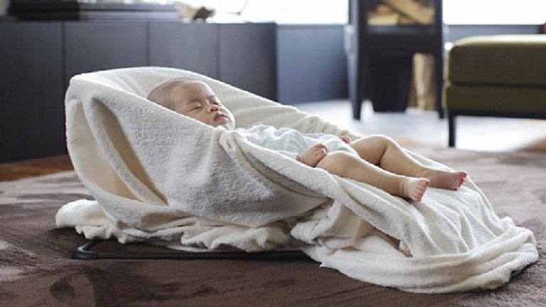 A kérdés, amin 800 anyuka vitatkozik: Te magára hagynád az alvó kisbabádat hét percre?
