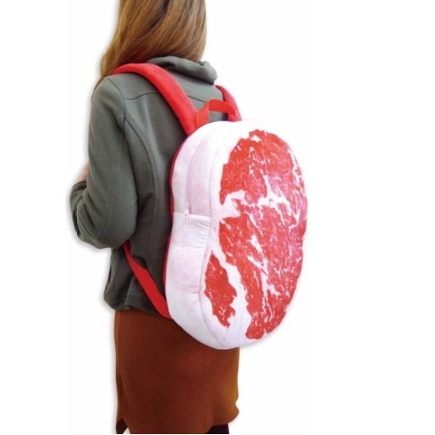 Te hordanál a hátadon egy szelet húst? A bizarr hátizsáktrendnek hála már megteheted.