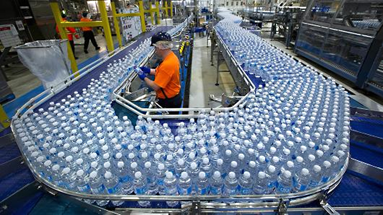A palackozott ásványvíz gyártása világszinten évi 100 milliárd dolláros üzlet (Fotó: Tumblr)