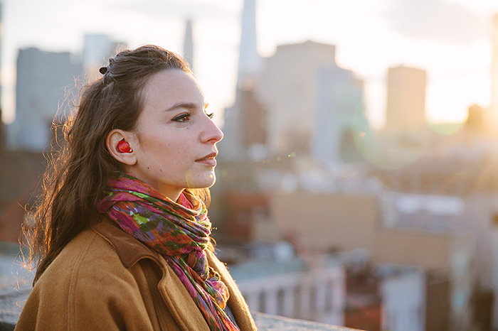 A füledbe szinkrontolmácsolja a hallottakat a high-tech füldugó