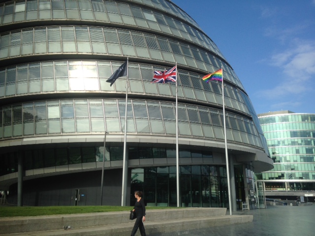 Szivárványzászló a londoni City Hall épülete előtt (Fotó: Pinknews.co.uk)