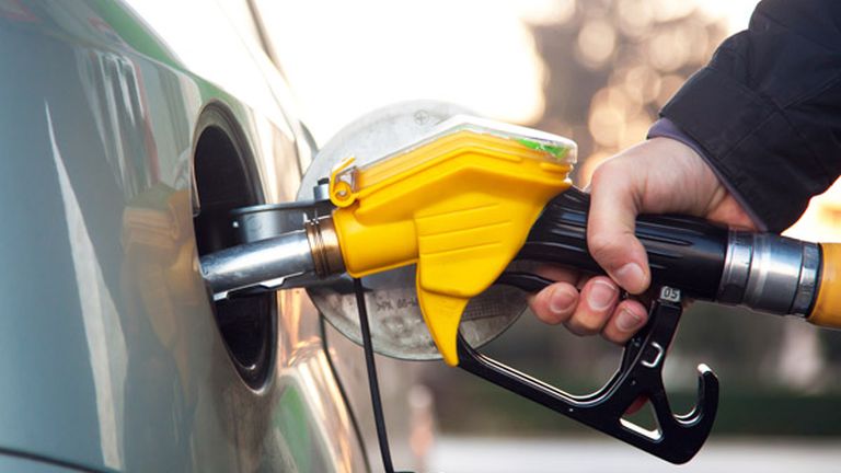Nagyot változik a benzin ára pénteken