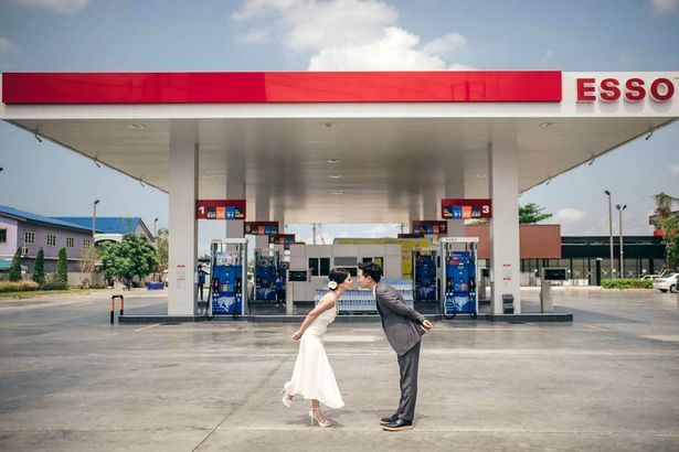 A benzinkúton készítette esküvői fotóit a fiatal házaspár - képek