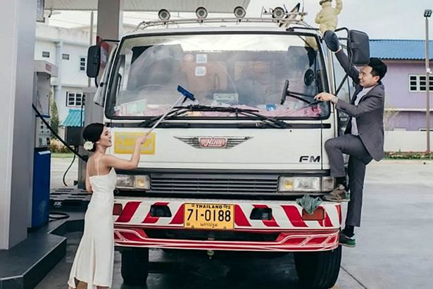 A benzinkúton készítette esküvői fotóit a fiatal házaspár - képek