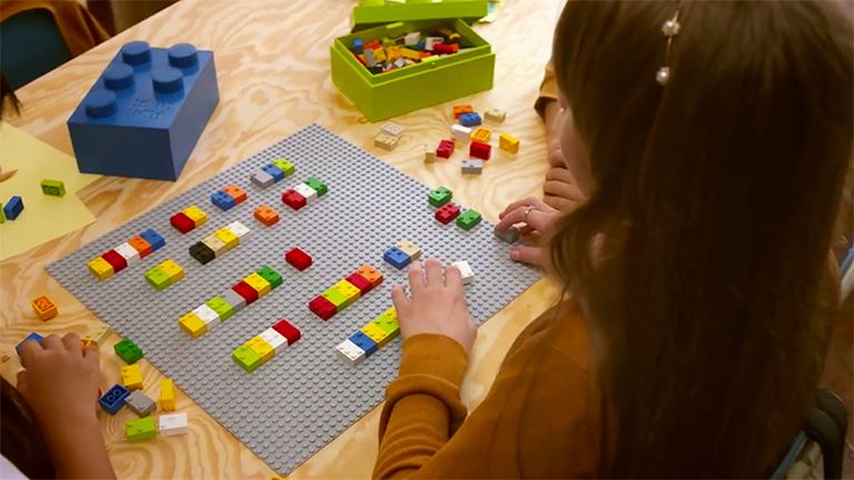 Braille-legóval tanítanák meg olvasni a vak gyerekeket