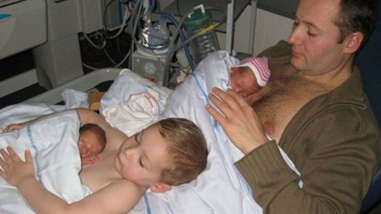 Ezen a képen olvadozik a net: újszülött testvérét dajkálja a kisfiú