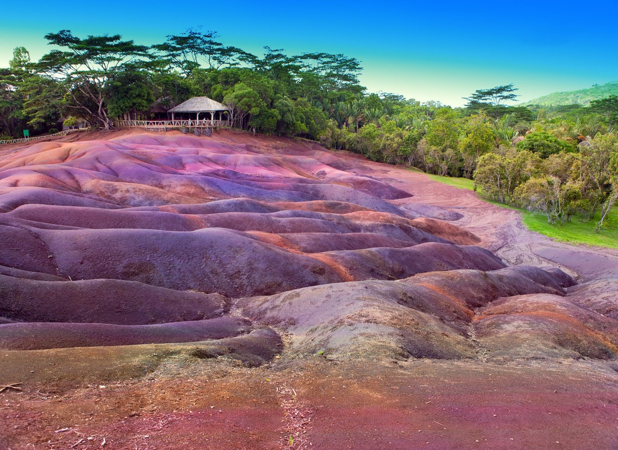 Szivárványszínű talaj, rózsaszín víz - 6 mesebeli hely, ami tényleg létezik a Földön