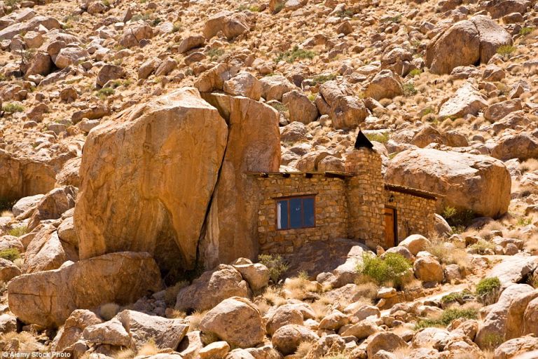 Sziklaház Namíbiában. Az Aus-hegység lábánál több ilyen kis ház is épült egy természetvédelmi területen, gyakorlatilag a környező sziklákból. Amint kilépünk az ajtón, ott a vadon. 