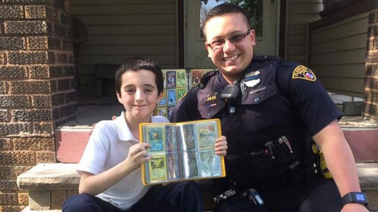 Így segítette ki a rendőr a kisfiút, akinek ellopták a Pokémon kártyáit