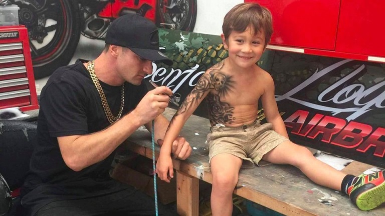Beteg kisgyerekekre tetovál a graffitiművész - fotók