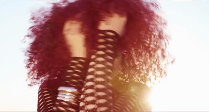 Radics Gigi merész hálós ruhában, vörös hajjal - kép