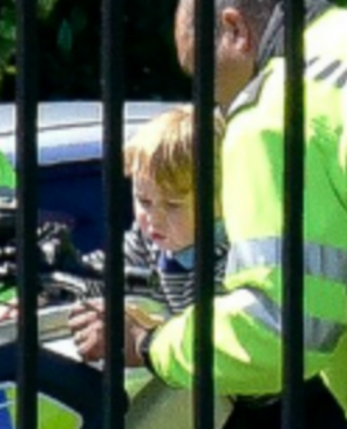 Így feszít György herceg rendőrmotoron - fotó