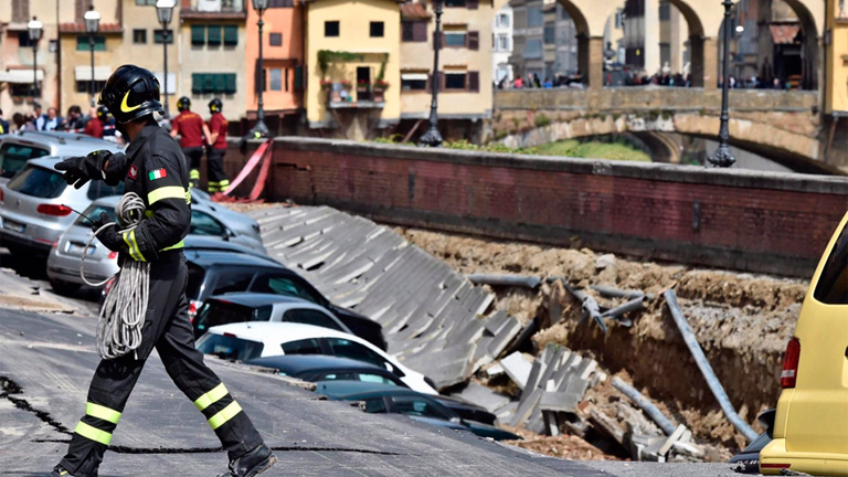 Megnyílt a föld és autókat nyelt el Firenze közepén