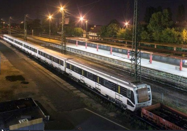Megérkezett az első felújított metró Budapestre