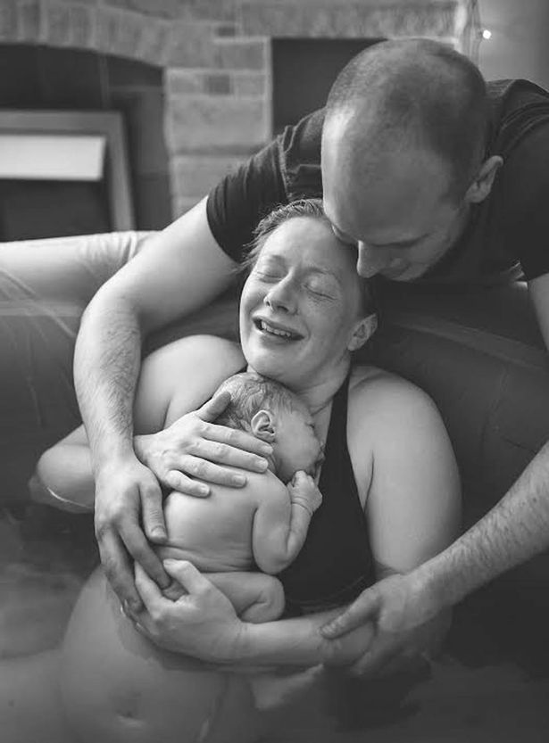 A szülési képekkel megbízott fotós segített világra hozni a babát