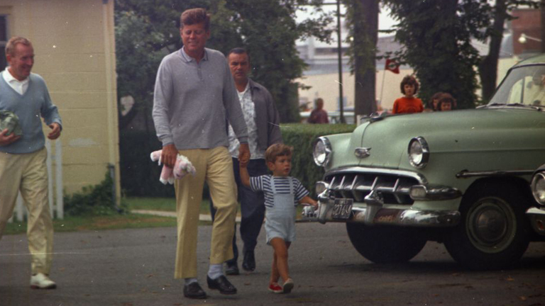 Egy ritka magánéleti kép a nyaralását töltő elnökről, családtagjai körében